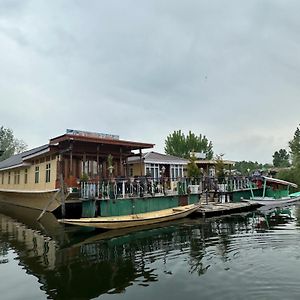 Movie Land Group Of House Boats
